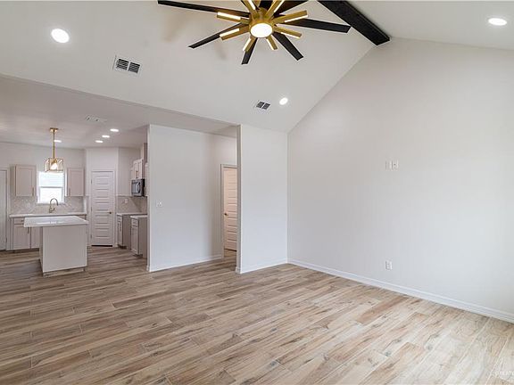 4th image of 524 Pine Oak St