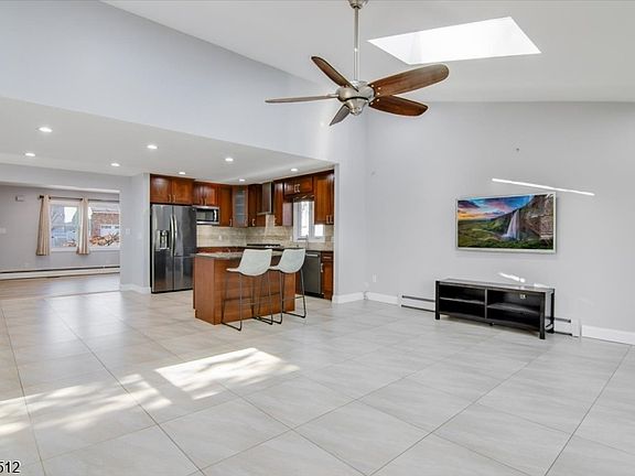 5th image of 565 Center St