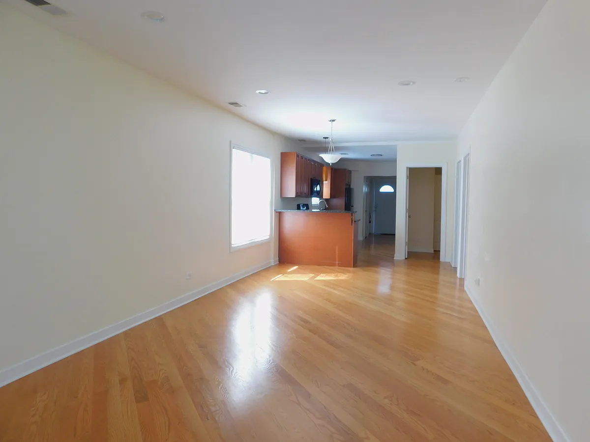 Building Photo - 2106 Jackson Ave #2A