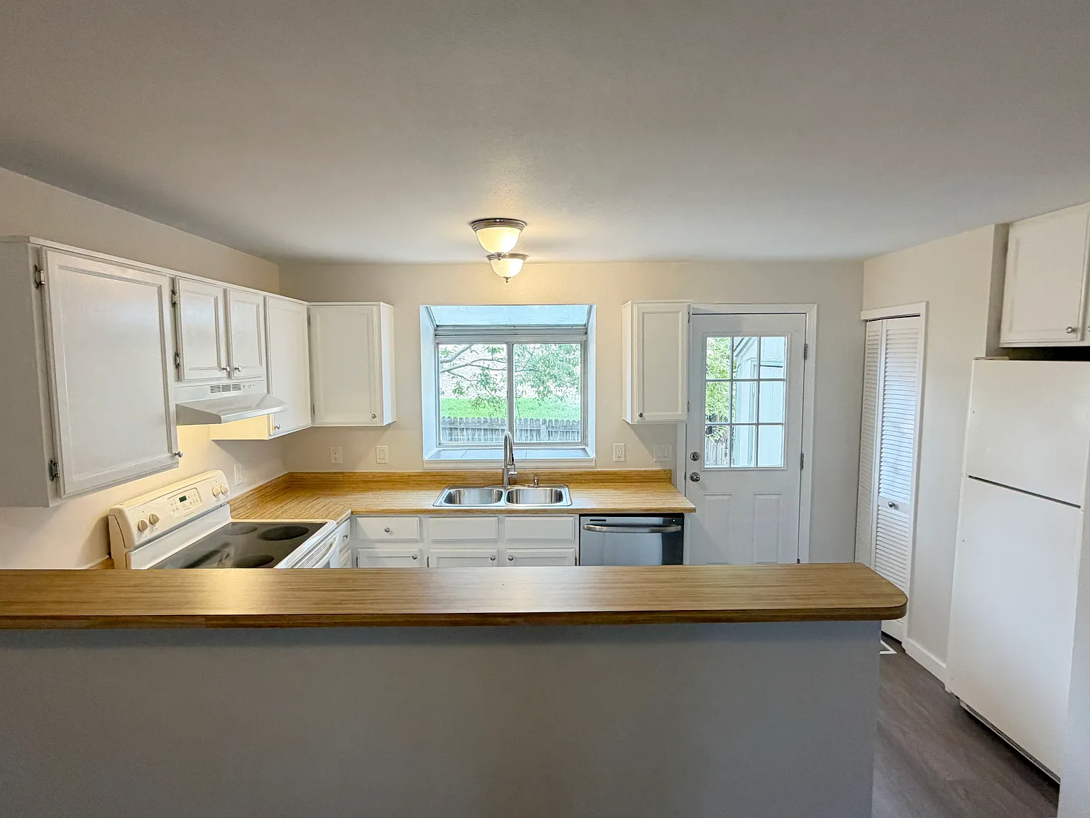 2 bed, 1.5 bath, 992 sqft, $1,997 — Photo 2
