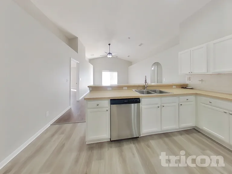 176 Dakota Ave — Photo 4