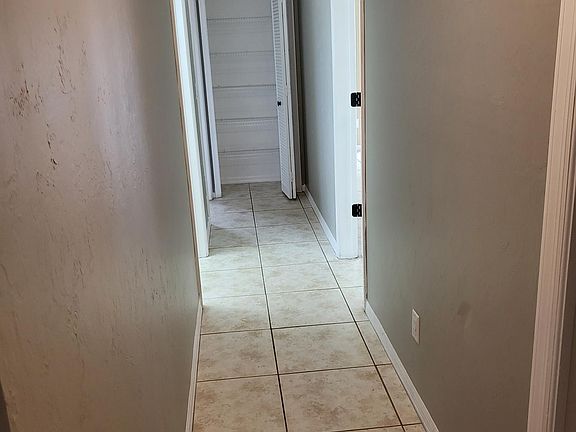 5th image of 618 SE 13th Pl