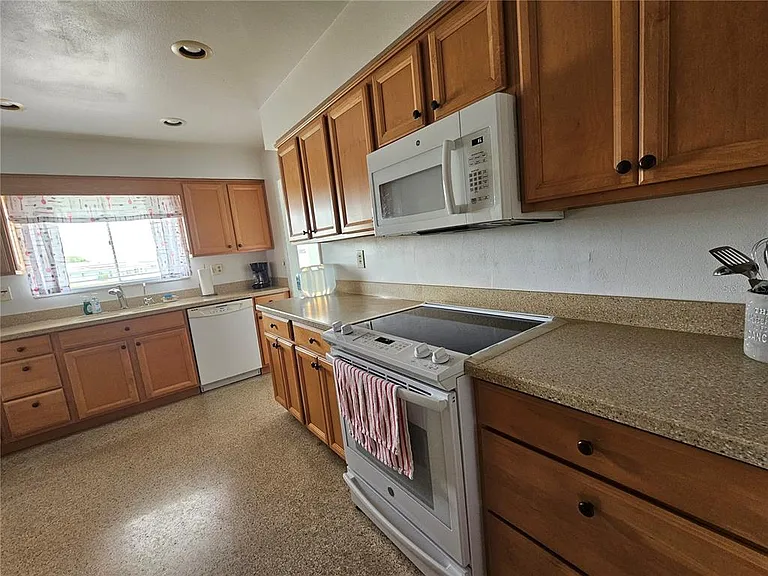 1703 Amhurst Cir — Photo 16