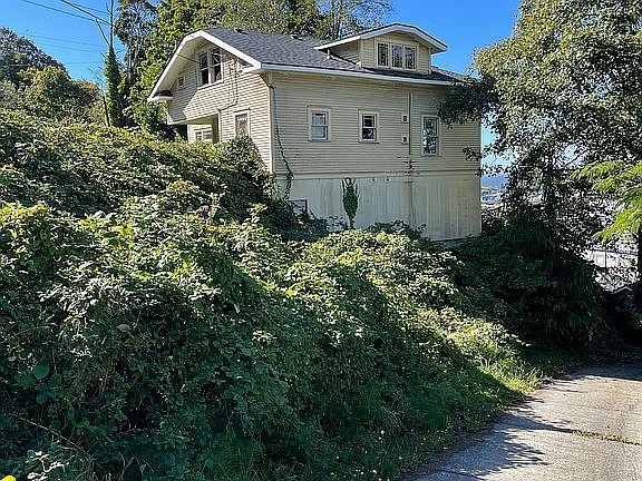2nd image of 402 Alameda Ave