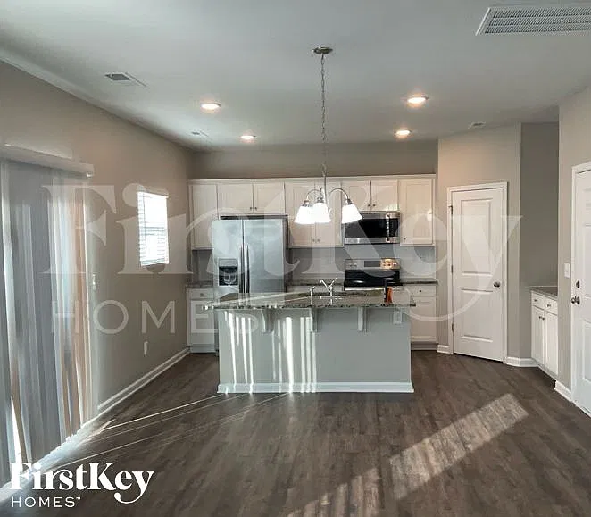 4 bed, 2.5 bath, 2106 sqft, $2,710 — Photo 3