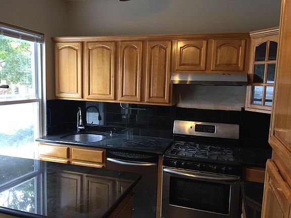 4th image of 937 Van Duzer St APT 1