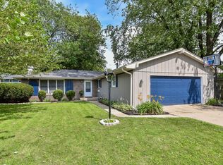 3 Walnut Dr, North Aurora, IL 60542