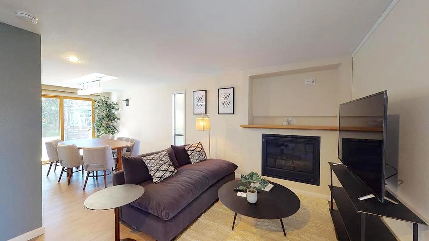 Private Bedroom in Contemporary West Seattle Home with Large Deck — Photo 1