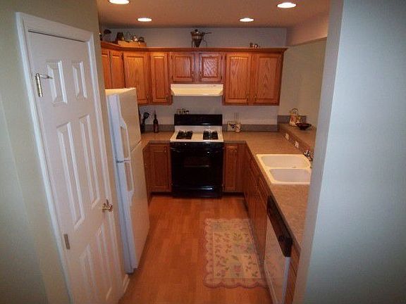 kitchen w/ pantry