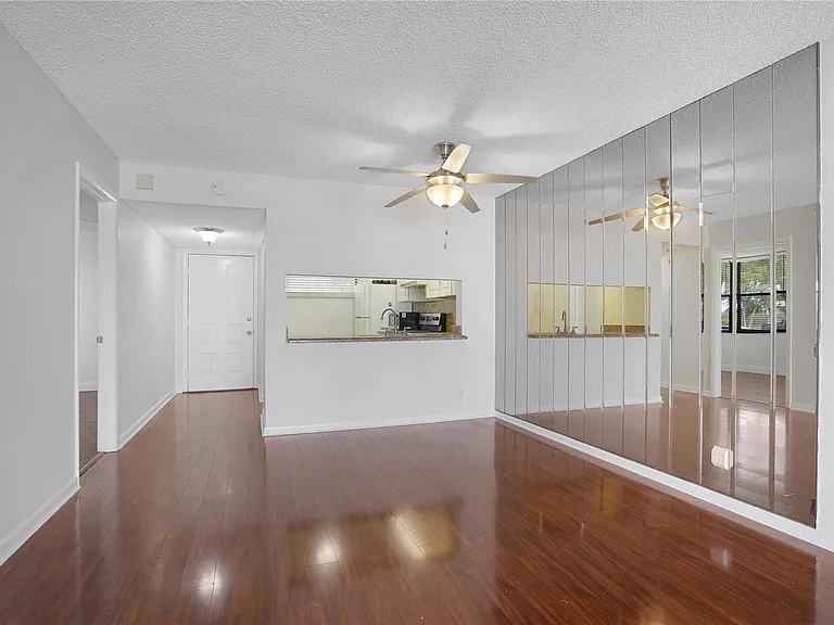 109 Lake Emerald Dr #110 — Photo 14