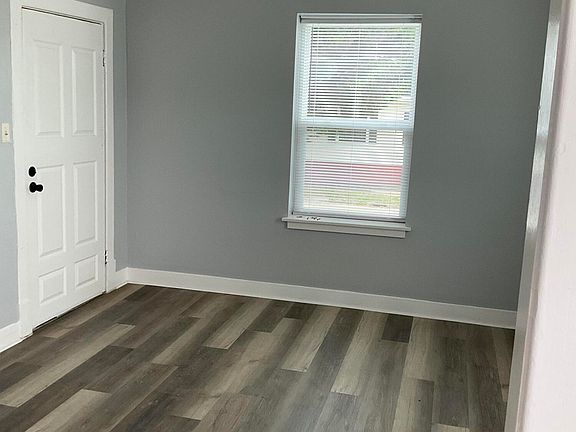 4th image of 956 S Floyd St #1