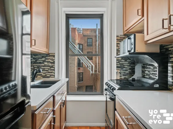 227 West 11th Street image 4 of 8