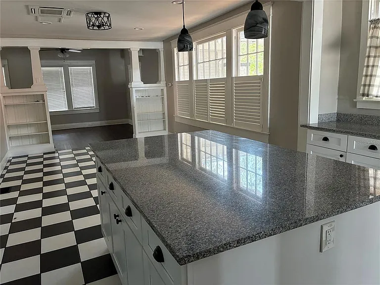 611 S Willow Ave — Photo 11