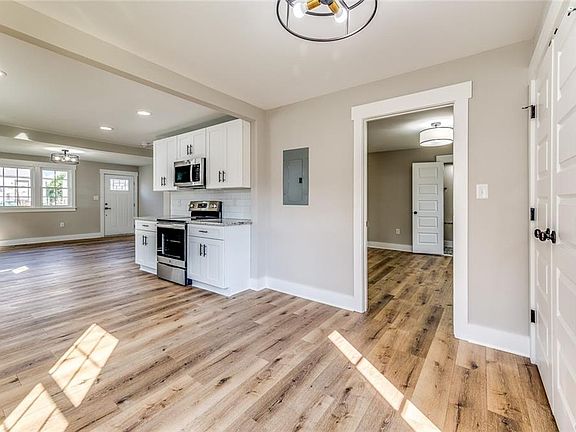 5th image of 1131 E 15th St