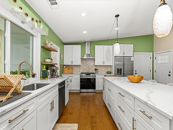 4th image of 374 South St