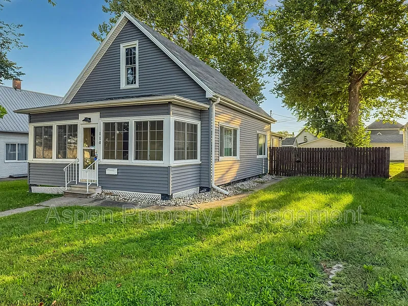 3 bed, 1.0 bath, 1942 sqft, $1,300 — Photo 1