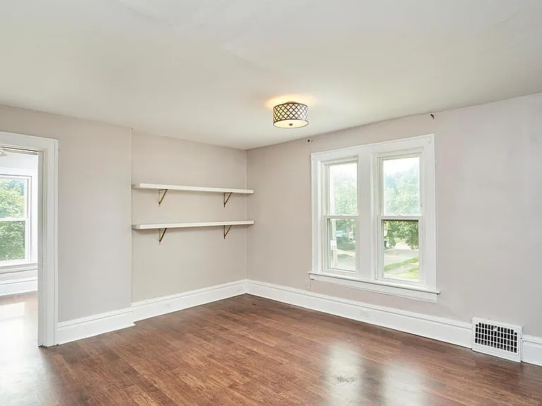 1214 Beardsley St — Photo 3