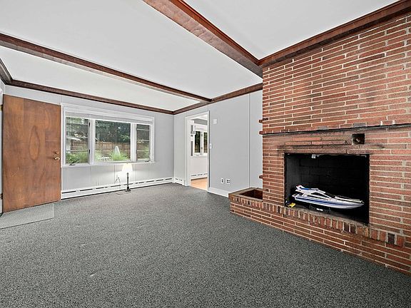 5th image of 427 Commercial St