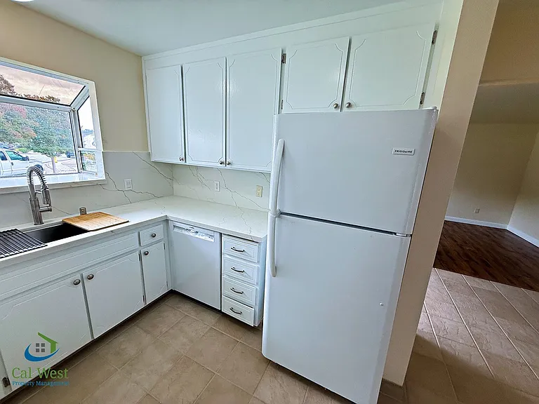 1370 Fernwood Ln — Photo 9