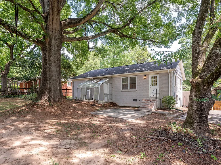 1129 Eastview Dr — Photo 14