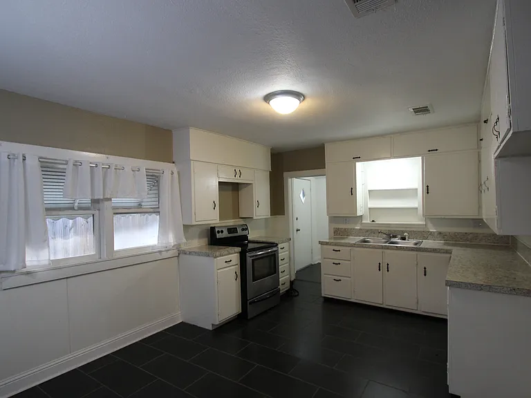 1415 W Crawford St — Photo 3
