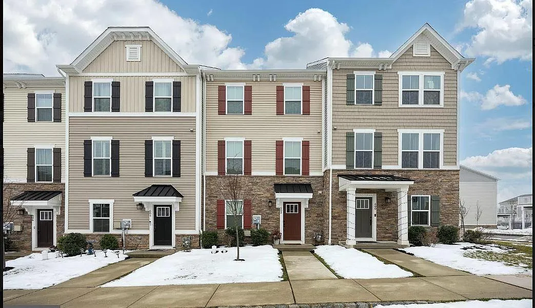 3 bed, 2120 sqft, $3,165 — Photo 2