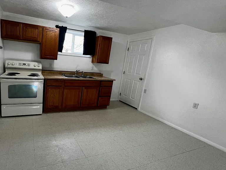 1139 N 900 W — Photo 2