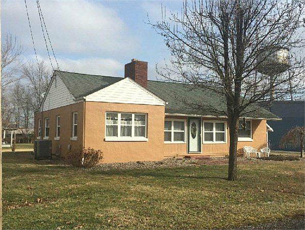 1st image of 221 Oak Dr