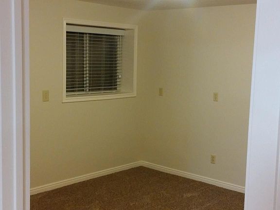 3rd image of 823 Linden Pl