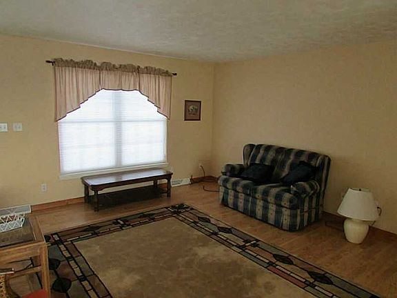 4th image of 136 Victoria Dr