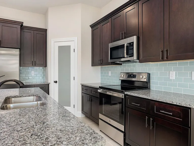215 Park Cir — Photo 16