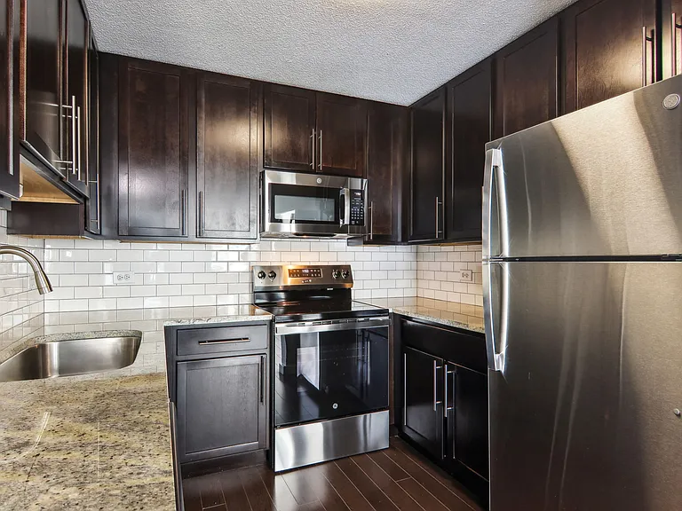 West77 Apartments — Photo 15
