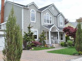 927 Maple Ln, East Meadow, NY 11554