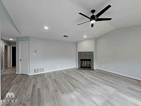 3rd image of 604 Russet Valley Dr