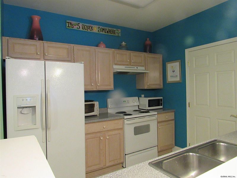 5th image of 106 N RIDGE #106