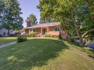 1 Country Club Pl, Belleville, IL 62223