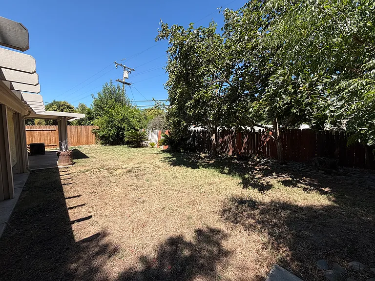 1384 Somerset Dr — Photo 16