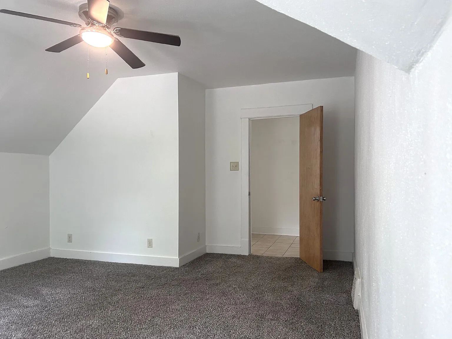 2 bed, 1.0 bath, $1,049 — Photo 4