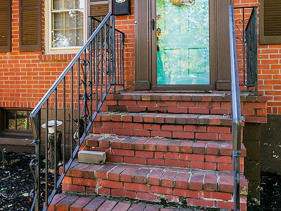 3rd image of 314 E Oak St