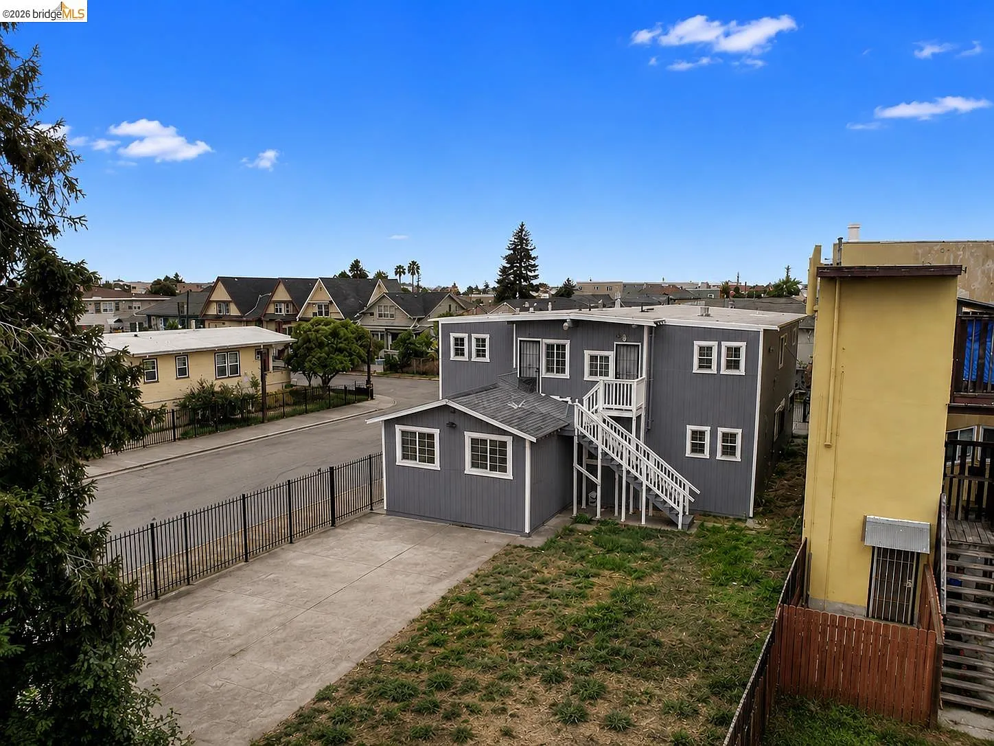 3 bed, 900 sqft, $2,495 — Photo 2