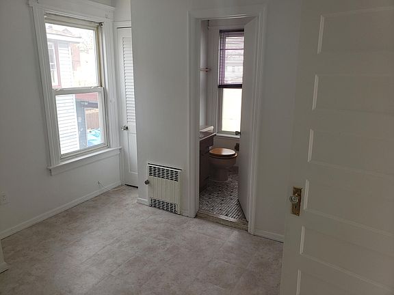 5th image of 939 Chancellor Ave #2