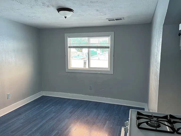 220 E Delaware St #B — Photo 4