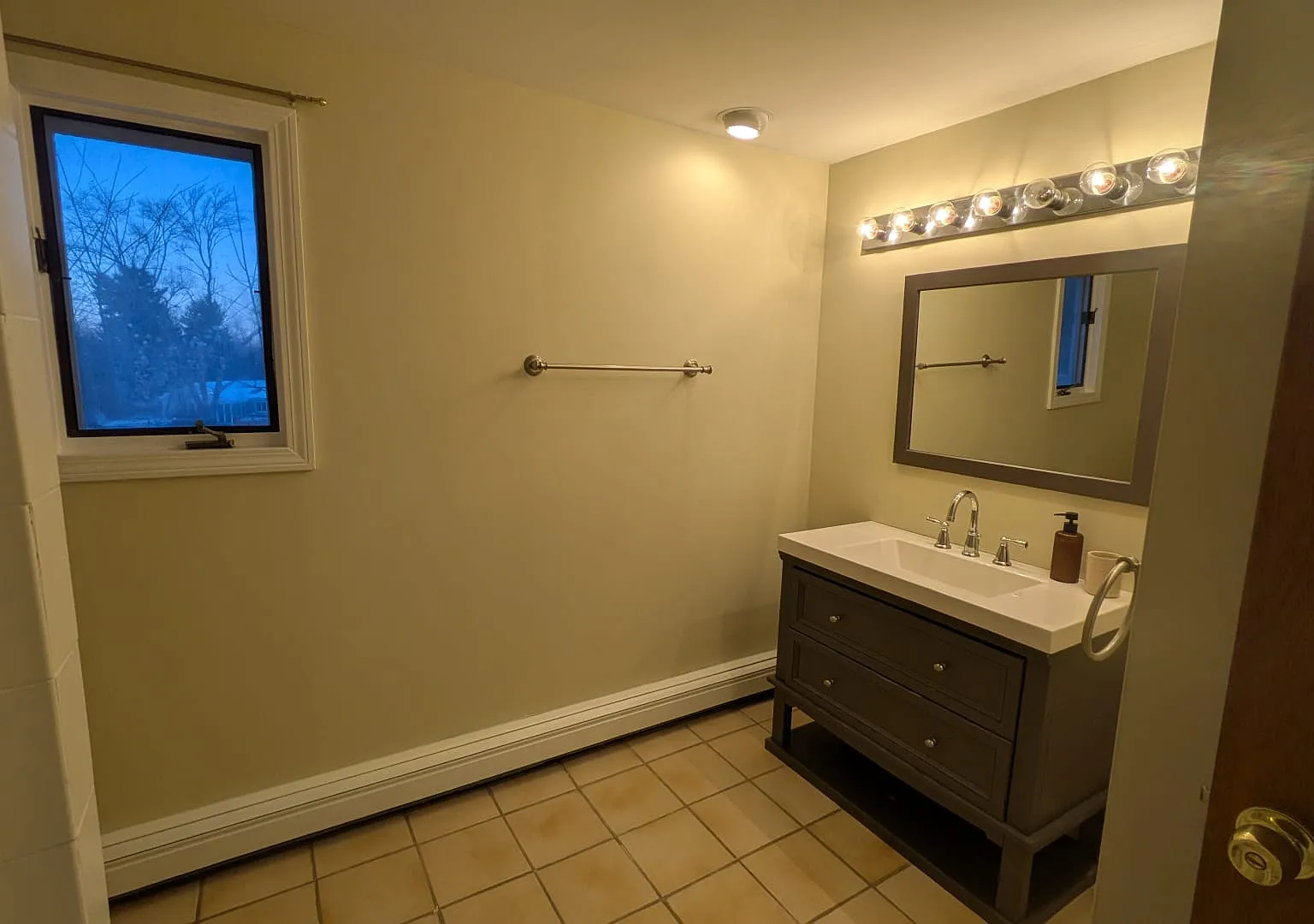 2 bed, 1200 sqft, $3,199 — Photo 3