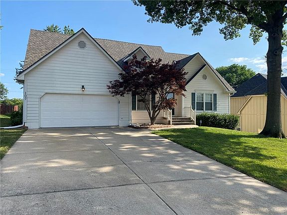 2nd image of 107 NE Cove Dr