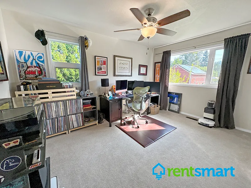 4 bed, 2.0 bath, 3000 sqft, $3,384 — Photo 4