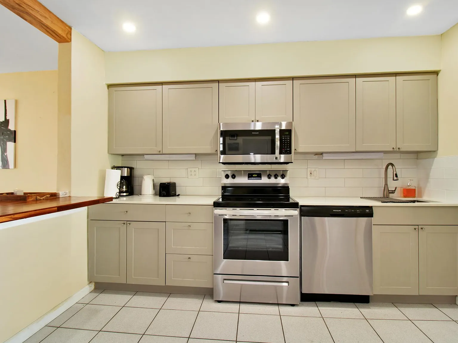 1031 SW 3rd St — Photo 3