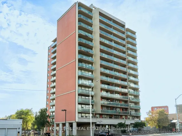 5949 Yonge St #403, Toronto, ON M2M 3V8