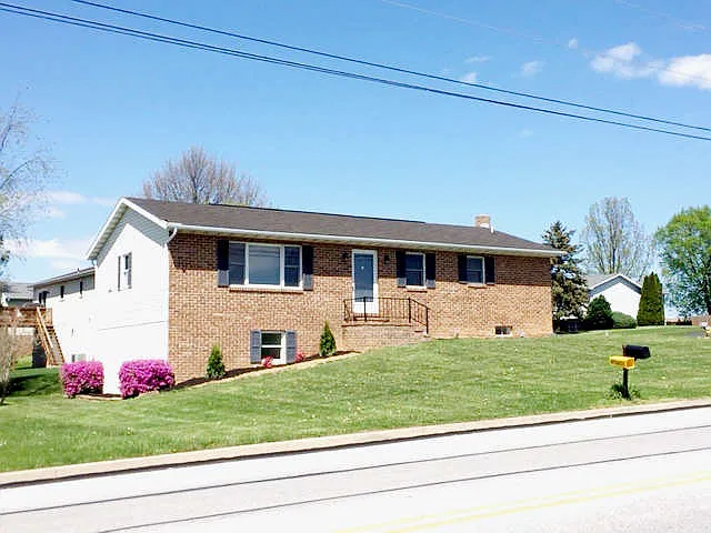 215 Clover Ln photo 1