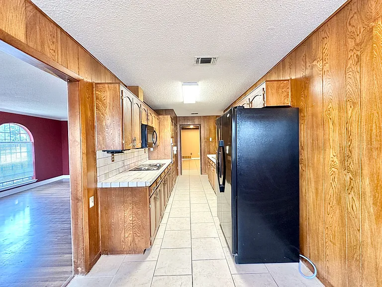 912 Laurie Ln — Photo 8