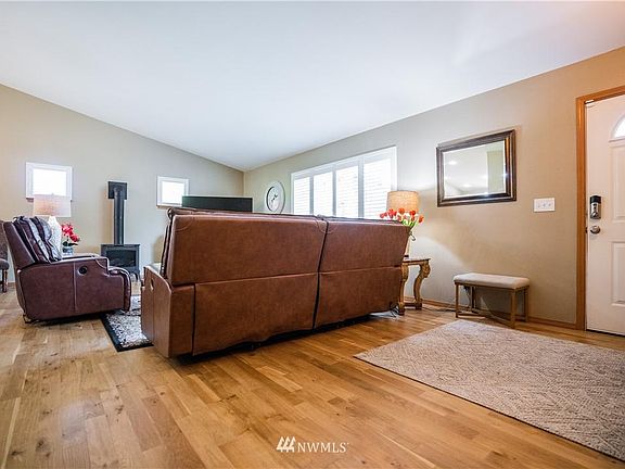 3rd image of 9929 Overlook Dr NW